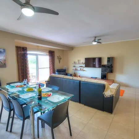 3 Bedroom Apt Overlooking Valley & Communal Pool Ecar1-1 *