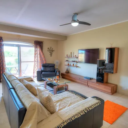 3 Bedroom Apt Overlooking Valley & Communal Pool Ecar1-1 Qala