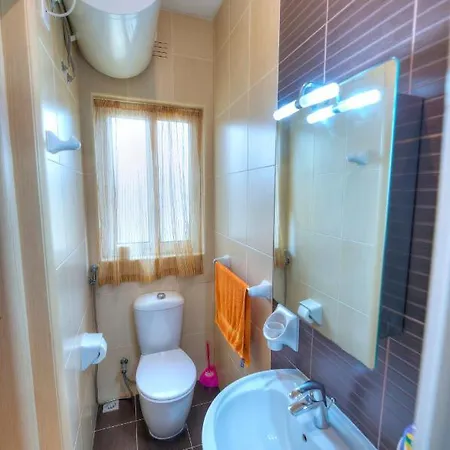 3 Bedroom Apt Overlooking Valley & Communal Pool Ecar1-1