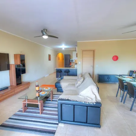 3 Bedroom Apt Overlooking Valley & Communal Pool Ecar1-1 *