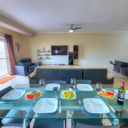 3 Bedroom Apt Overlooking Valley & Communal Pool Ecar1-1 Qala