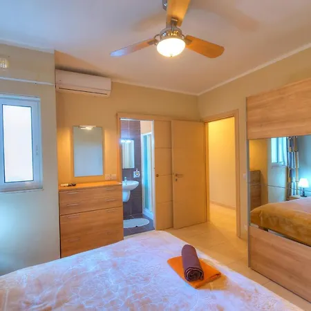 3 Bedroom Apt Overlooking Valley & Communal Pool Ecar1-1
