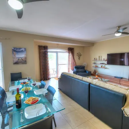 3 Bedroom Apt Overlooking Valley & Communal Pool Ecar1-1 Lägenhet