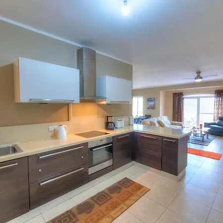 3 Bedroom Apt Overlooking Valley & Communal Pool Ecar1-1