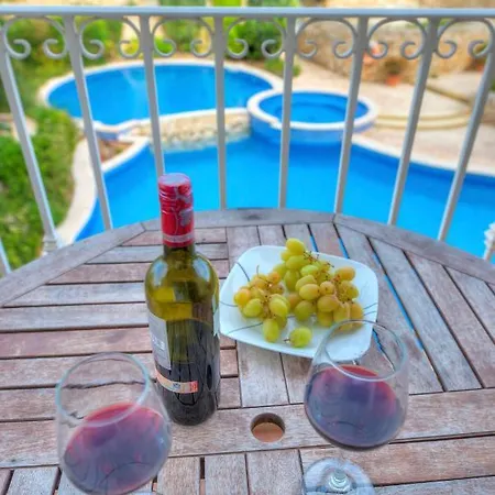3 Bedroom Apt Overlooking Valley & Communal Pool Ecar1-1 * Qala