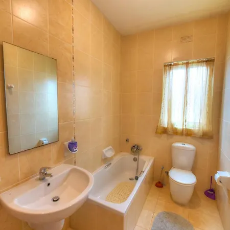 3 Bedroom Apt Overlooking Valley & Communal Pool Ecar1-1 アパート