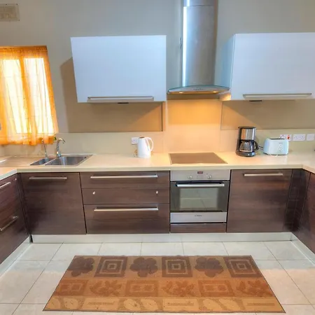 3 Bedroom Apt Overlooking Valley & Communal Pool Ecar1-1 *