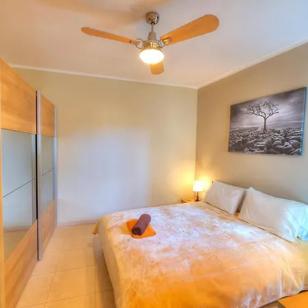 3 Bedroom Apt Overlooking Valley & Communal Pool Ecar1-1 アパート