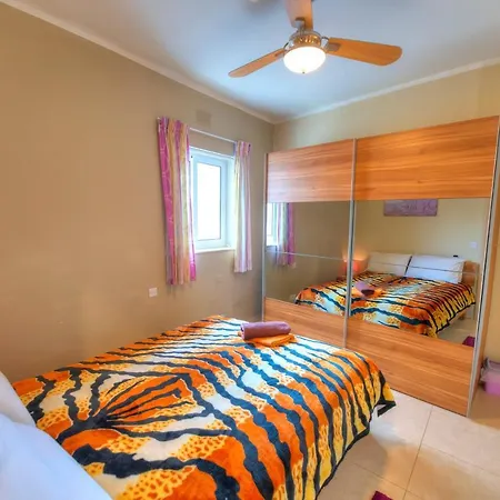 3 Bedroom Apt Overlooking Valley & Communal Pool Ecar1-1 アパート *