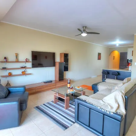 3 Bedroom Apt Overlooking Valley & Communal Pool Ecar1-1 アパート *